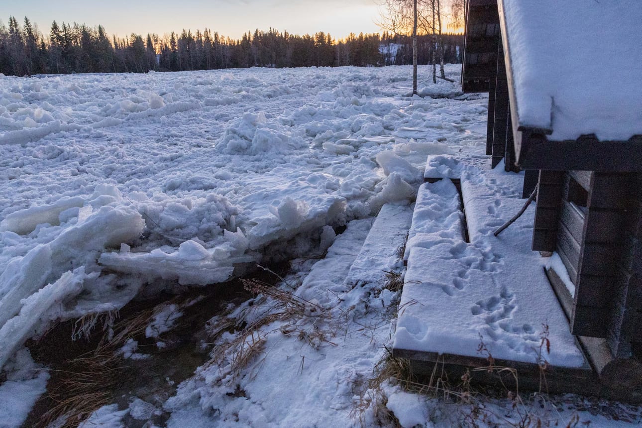 Jääpato raapi mennessään rakennuksen rappusia. Osa pienistä laavu- ja rantasaunarakennuksista tuhoutui.