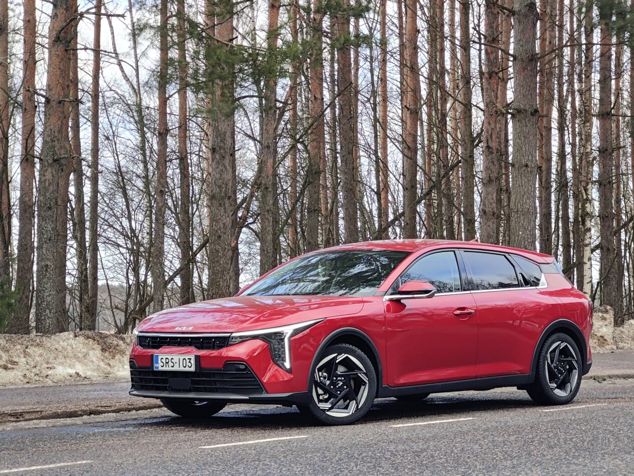 Kia K4 on huomiota herättävän matala ja leveä. Konepelti on pitkä ja nostettaessa painava. Akseliväli on 7 senttiä pidempi kuin Kia Ceedissa.