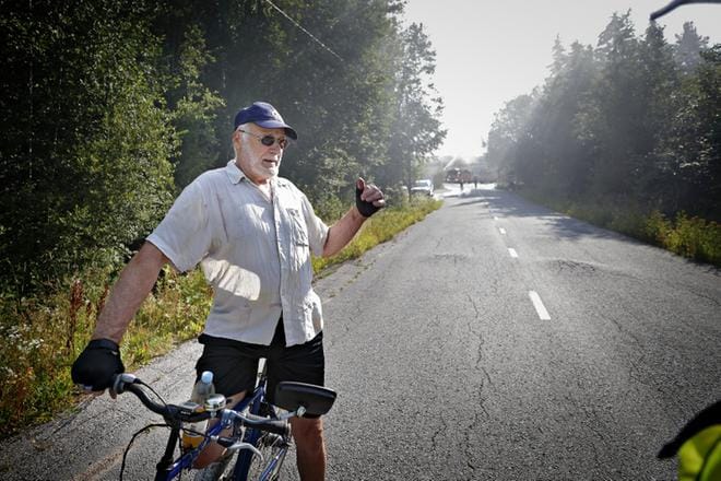 Liuhtarissa asuva Antti Rintala kävi pyörällä katsastamassa, mistä savu leijailee pihapiiriin. Teollisuushallin portilla oleva vartija sen sijaan käännytti useat uteliaat autoilijat ja motoristit pois Kelohongantieltä pällistelemästä.