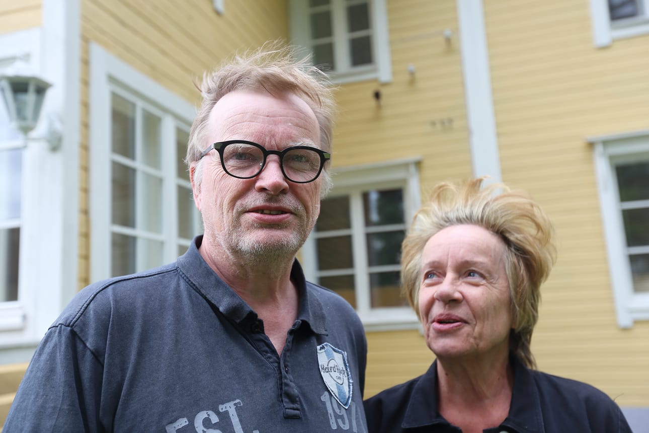 Tauno Rajaniemi ja Anne Onteroo harrastavat koulutusasioita myös vapaa-ajalla. Rajaniemen vanha kotitalo pitää huolta siitä, että tekemistä riittää pihapiirissä.