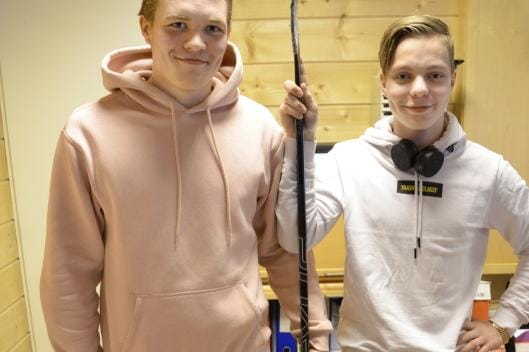 Pelaajauran voi aloittaa missä iässä vain. Siitä on hyvä esimerkki vasta 1,5 vuotta pelannut 16-vuotias Paavo Sillanpää. Nyt hän on ottanut vastuuta jo edustusjoukkueessa. Niko Lehtola, 17, on pelannut 5-6 vuotta ja palasi rinkiin vuoden tauon jälkeen. Maalintekijä-tsemppari pelaa alusta loppuun joukkueelle.