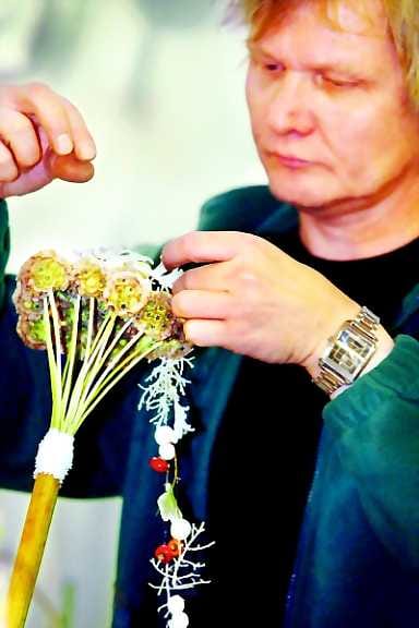 Hääkäyttöön. Floristi Taisto Taskinen sitoo morsiuskimpun tatarinputkesta, törmäkukista ja orkideoista.
