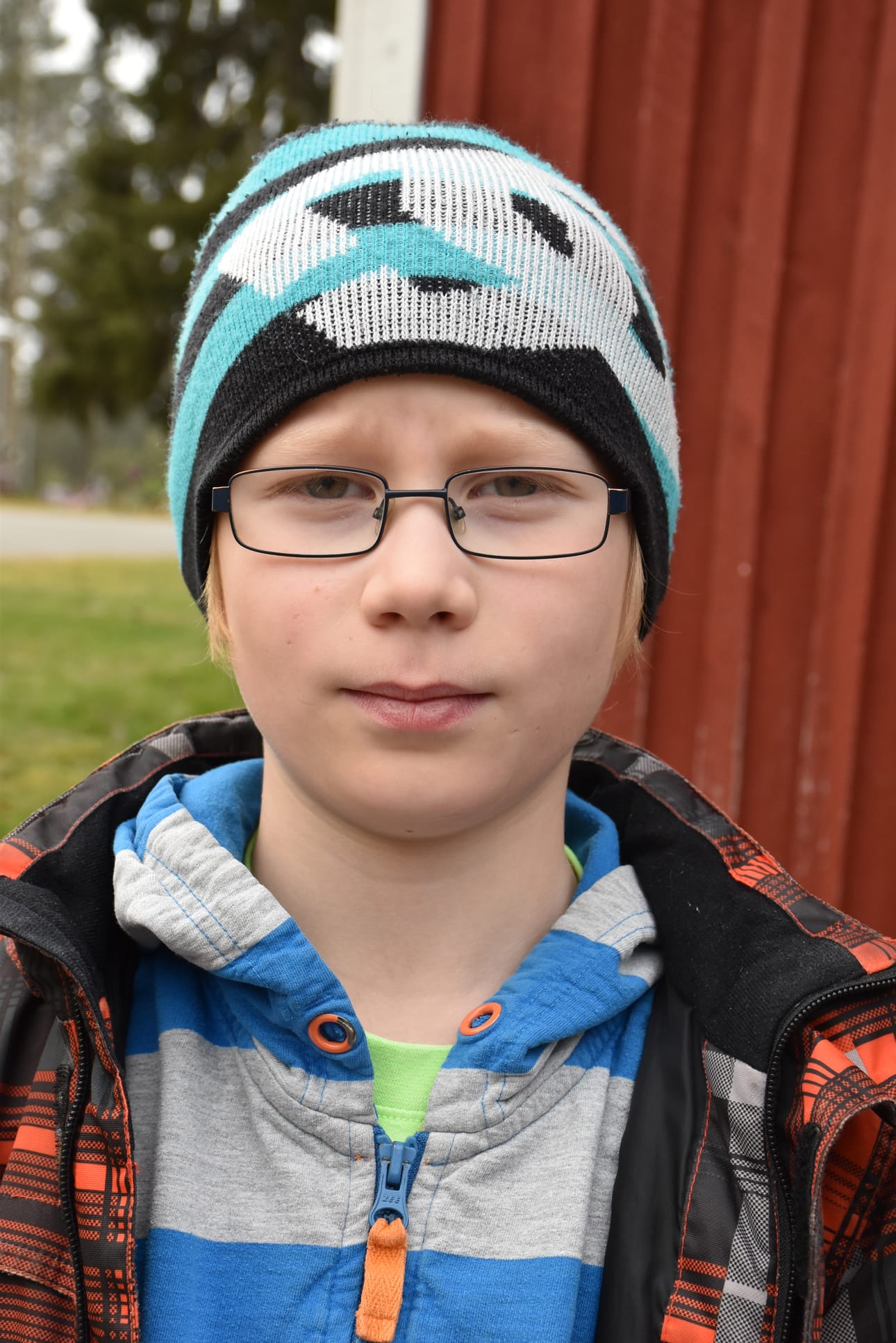 1. Minä käyn mummon kanssa kalassa ja ukin kanssa kannan puita. 2. Se kun mummi antoi minulle taskulampun joululahjaksi. 3. Olen oppinut poimimaan sieniä. 4. Jos sairastuu eikä kukaan perheenjäsen ole kotona, voi soittaa mummille. Tuomas Kurtti