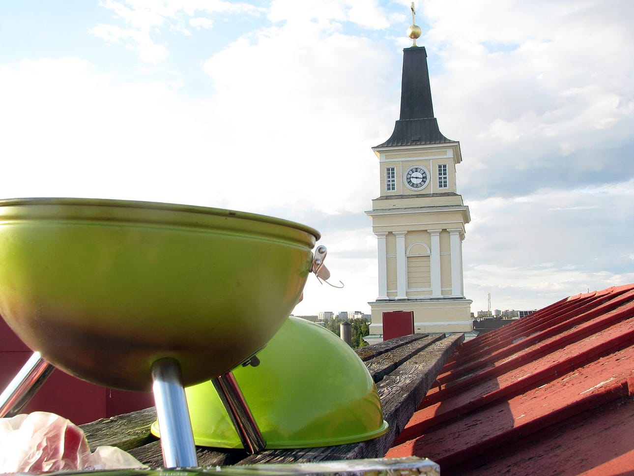 Grillaaminen kuuluu ehdottomasti kesään ja sitä voi harrastaa monenlaisissa paikoissa.