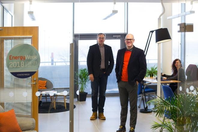 Yrityskiihdyttämön Marko Kuokkanen ja Marko Koski perkaavat yhteistyökumppaneiden kanssa 121 startup-yrityksen hakemusta. Huhtikuussa alkavaan ohjelmaan valitaan kymmenen energia-alan yritystä, joille haetaan merkittävää kasvua kansainvälisesti. Kiihdyttämössä on mukana myös Kristjne Kotkova Vaasan yliopistosta. KUVA: MINNA ANTILA