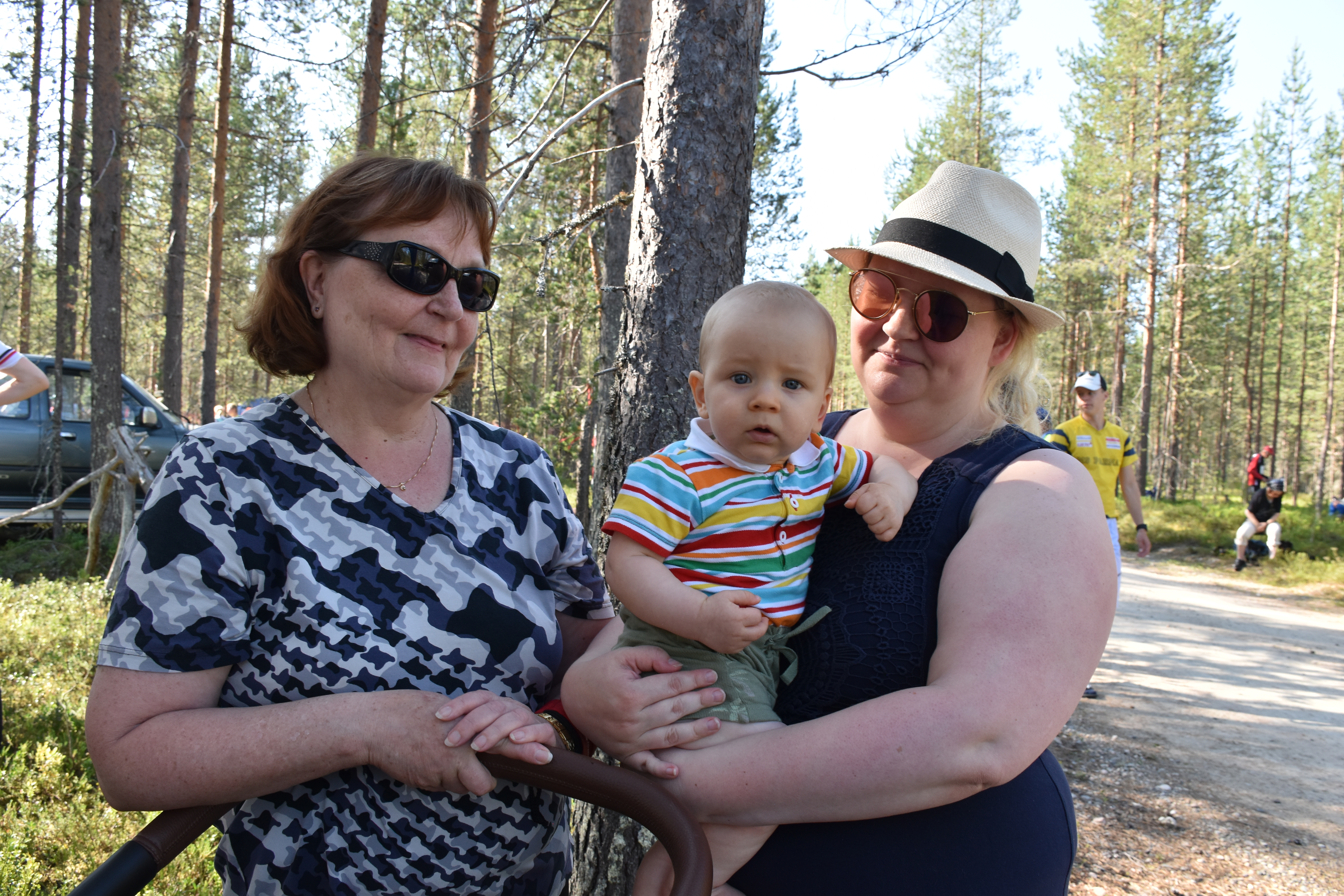 Lämmin sää miellytti kannustusjoukoiksi Pudasjärveltä tulleita Paula, Niila ja Heidi Suorsaa. Kahdeksan kuukautta vanhalle Niilalle kannustuskerta on ensimmäinen, mutta Paula Suorsa on kulkenut suunnistuskisoissa kannustamassa miestään ja poikiaan vuodesta 1971.