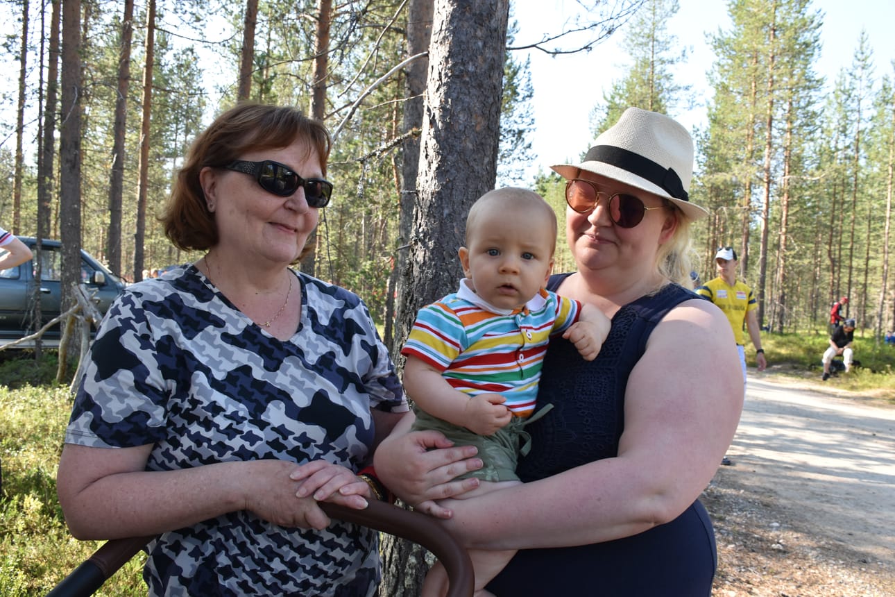 Lämmin sää miellytti kannustusjoukoiksi Pudasjärveltä tulleita Paula, Niila ja Heidi Suorsaa. Kahdeksan kuukautta vanhalle Niilalle kannustuskerta on ensimmäinen, mutta Paula Suorsa on kulkenut suunnistuskisoissa kannustamassa miestään ja poikiaan vuodesta 1971.