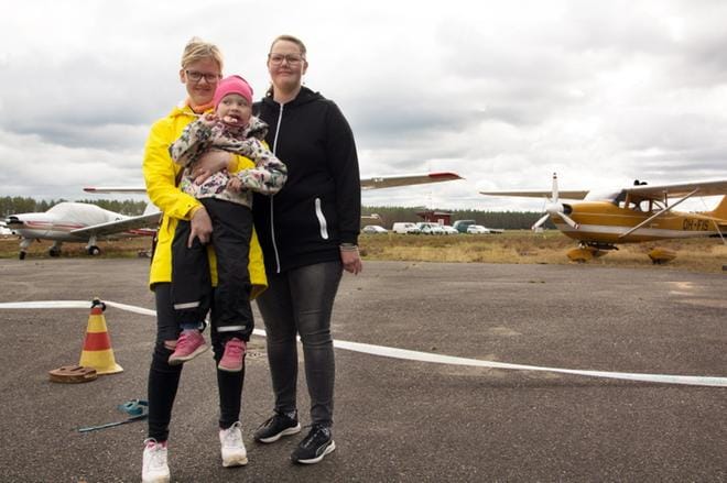 Alajärveläiset sisarukset Susanna Penttilä ja Johanna Hyytiäinen osallistuivat Menkijärvi Meetingiin nyt ensimmäistä kertaa. Tapahtumassa viihtyi myös 3-vuotias Lilja Penttilä. KUVAT: KAROLIINA SYRJÄ