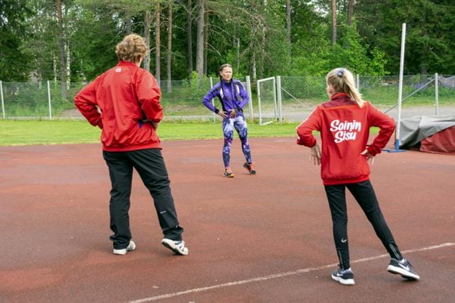 Fysioterapeutti Heidi Huvila ohjasi alkulämmittelyjä ja loppuverryttelyjä. KUVAT: AARRE LÖYTÖMÄKI