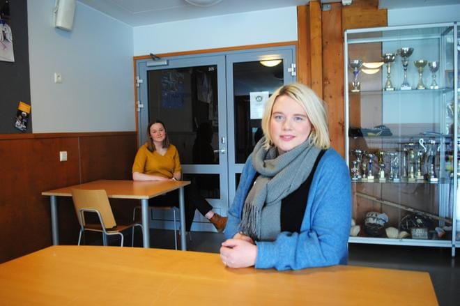 Loviisa Mäkitalo ja Pirjetta Turunen olivat saaneet turvavälit kuntoon jäähalliin siirtyvän Kirkkomännikön luokan tiloissa. KUVAT: EEVA-LIISA KULJU