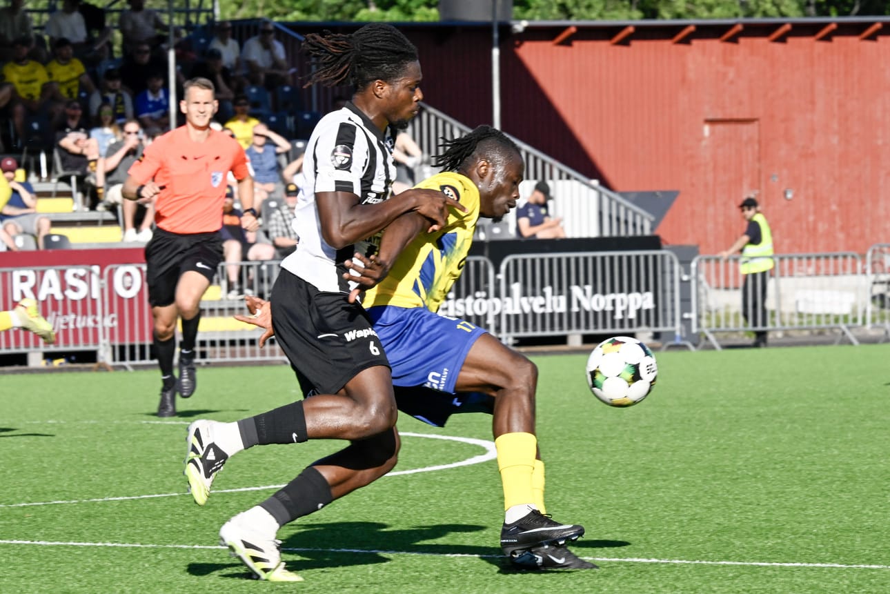 VPS-toppari Emmanuel Okereke (vas.) ja Gnistanin Adeleke Akinyemi tavoittelemassa palloa jalkapalloliigan kamppailussa, joka pelattiin lauantaina Helsingissä.