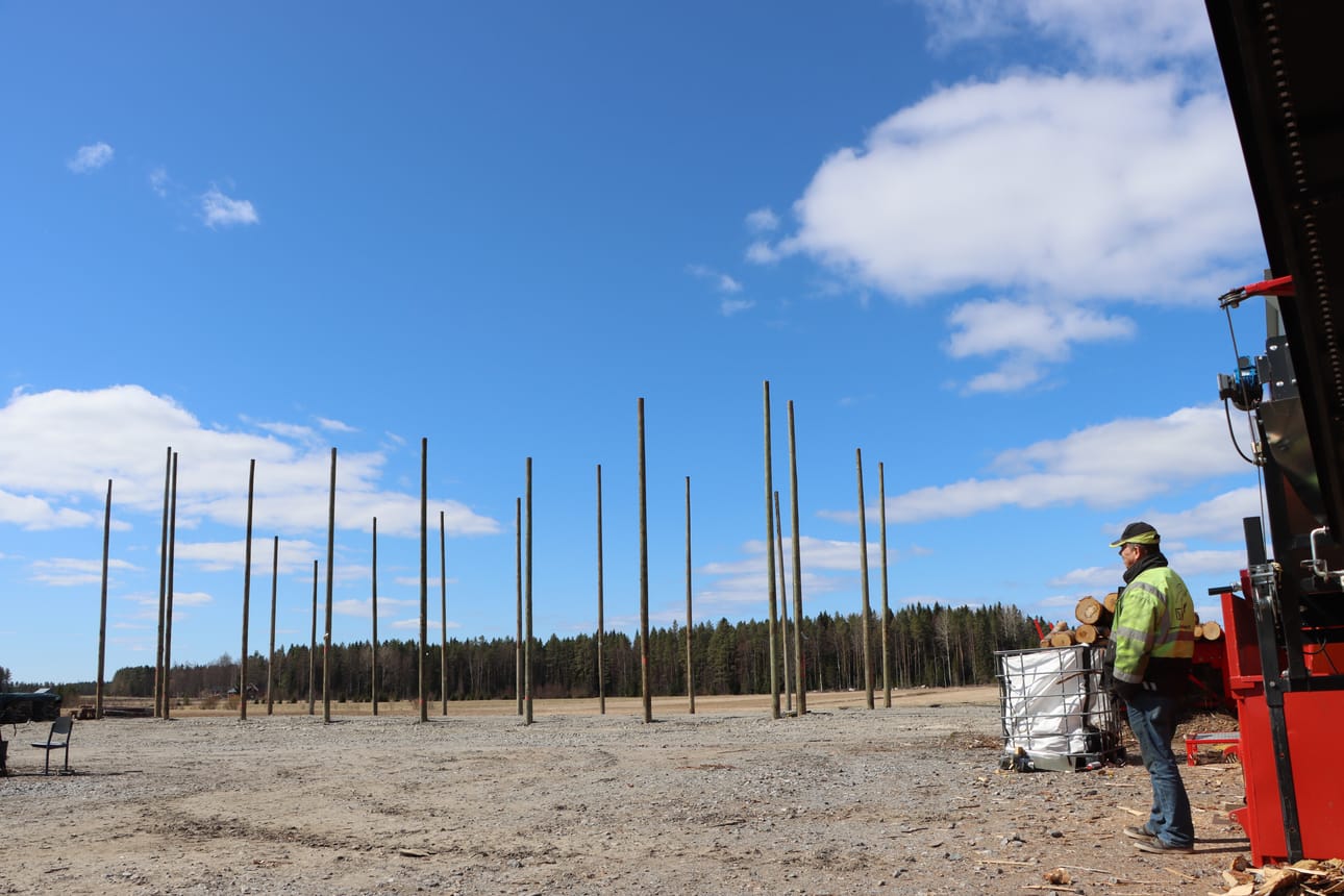 Petri Luhtala katselee työmaallaan Metsäkylässä pellon laitaan nousseita pylväitä.