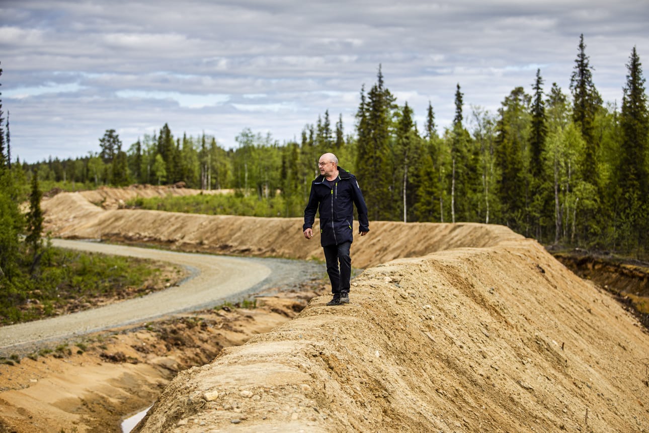 Ahti Ovaskainen kävelee Kittilän kultakaivoksen rakentaman 20 kilometriä pitkän jätevesien purkuputkien päällä. Pääasiassa se kulkee 3 metriä maan alla, mutta kallioisissa kohdissa se on rakennettu routakerrokselta suojaavan massiivisen hiekkapenkan sisään.