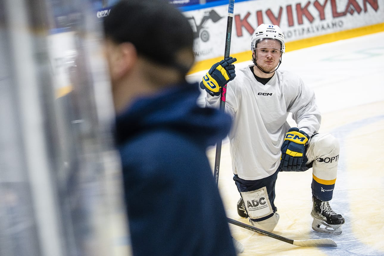 RoKin hyökkääjä Rasmus Ruusunen haluaa saada otteisiinsa lisää tasaisuutta.