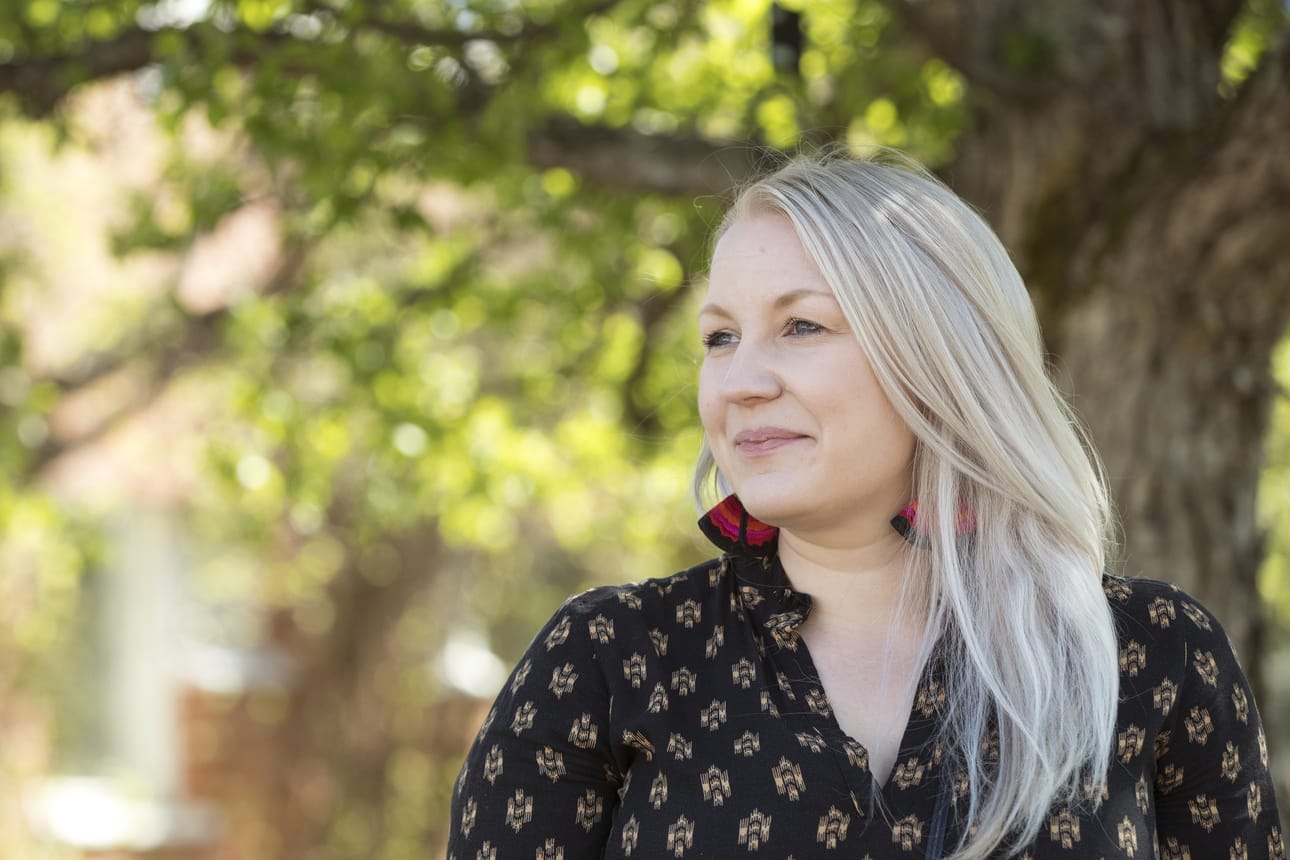 Noora Hirvonen on tutkinut, miten ihmiset rakentavat käsityksiään maailmasta hankkimalla tietoa omien kokemustensa ulkopuolelta. Koronaepidemia on ollut poikkeustilanne, jossa tietoa on ollut saatavilla yhtä aikaa sekä ylen määrin että liian vähän.