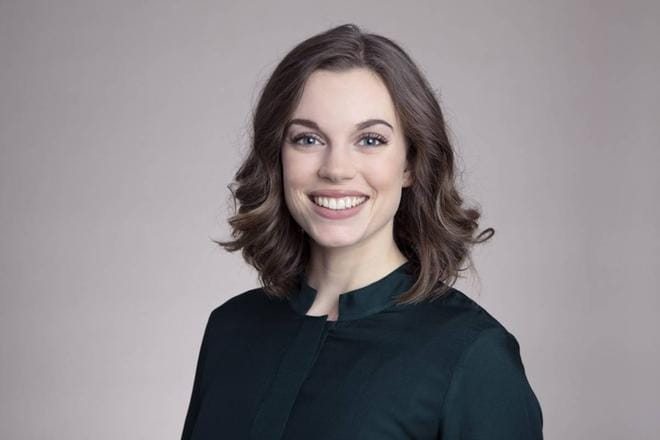 Sara Ray kruunataan Luciaksi Helsingin tuomiokirkossa 13. joulukuuta. LEHTIKUVA / HANDOUT / FOLKHÄLSAN / HENRIK SCHÜTT