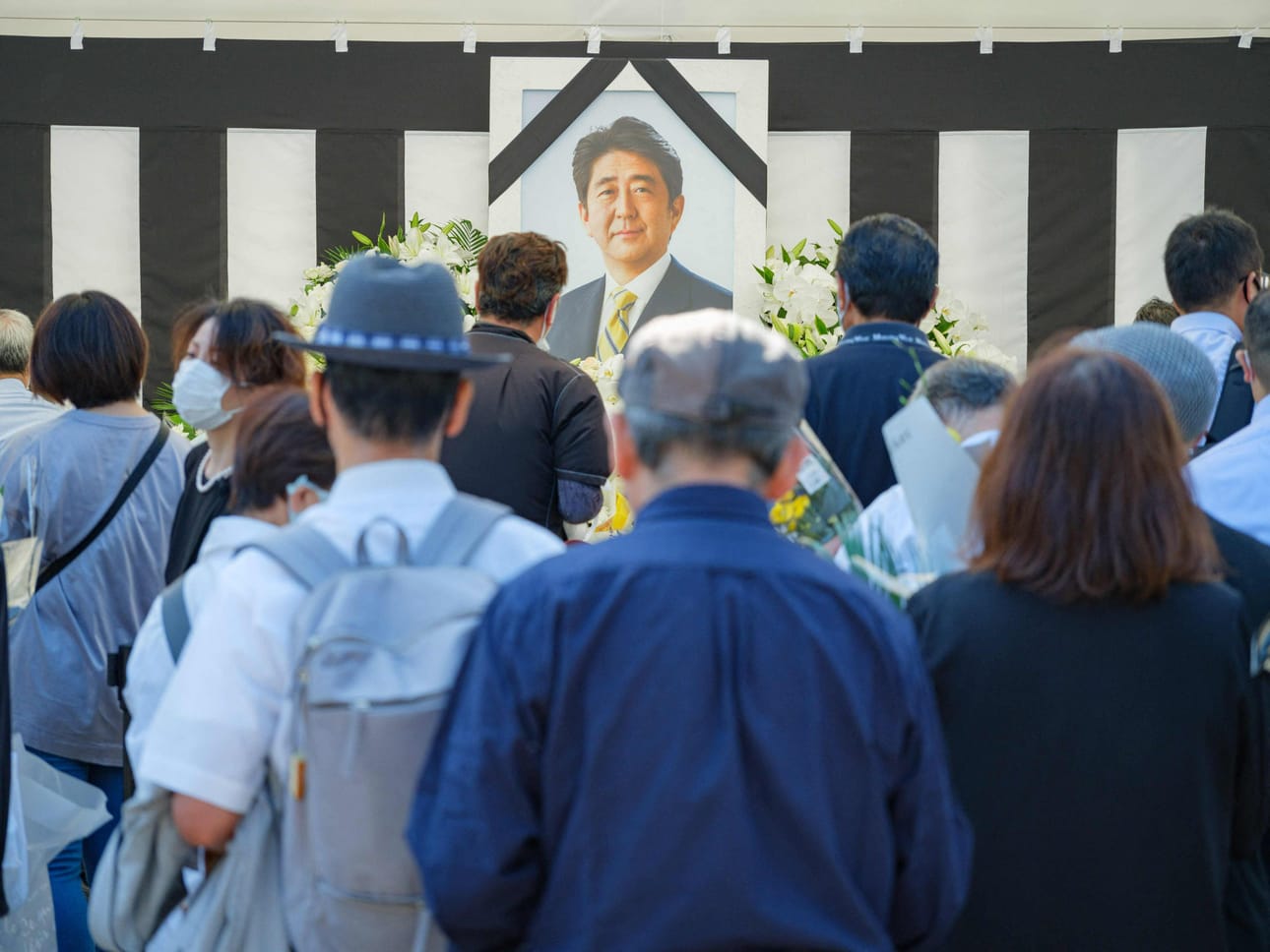 Japanissa ex-pääministeri Shinzo Aben murha on käynnistänyt keskustelun poliitikkojen ja uususkonnollisen järjestön kytköksistä. Heinäkuussa murhatun Aben valtiolliset hautajaiset järjestettiin syyskuussa. LEHTIKUVA/AFP