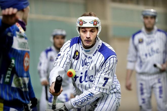 Vedon Mikko Haukkala taituroi näpäyksen ruutuun. Kuva: Jouko Hänninen