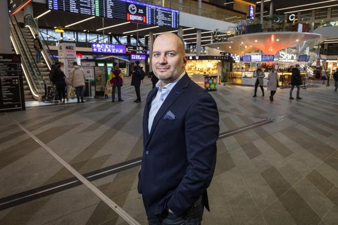 Virian uusi toimitusjohtaja Samu Konttinen asuu ja työskentelee Helsingissä. Virialla on toimipisteitä yli kahdellakymmenellä paikkakunnalla eri puolilla maata. Pasilasta on helppo lähteä moneen suuntaan. KUVA: ESKO JÄMSÄ