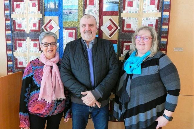 Mary Andrén-Pada, Johan Hedman ja Susanne West tuovat perinteistä lavatanssitunnelmaa Mustasaareen. Kuva: Josefiina Vanhanen