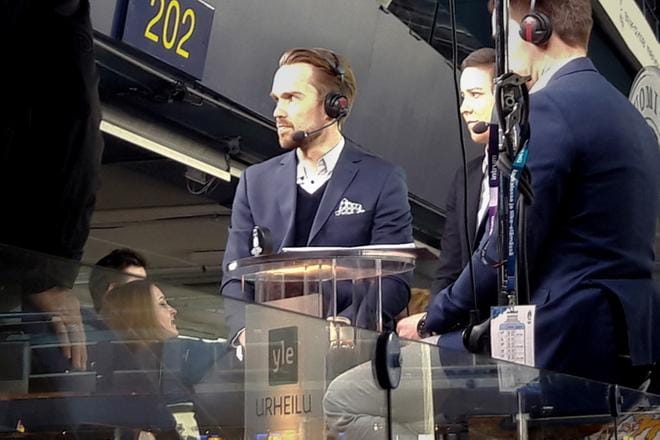 Oulun Kärppien naisten liigajoukkueen maalivahtivalmentaja Tuomas Tarkki ja päävalmentaja Mira Kuisma olivat mukana Ylen asiantuntijajoukkueessa naisten MM-kotikisoissa. KUVA: PETRI HEIKKINEN