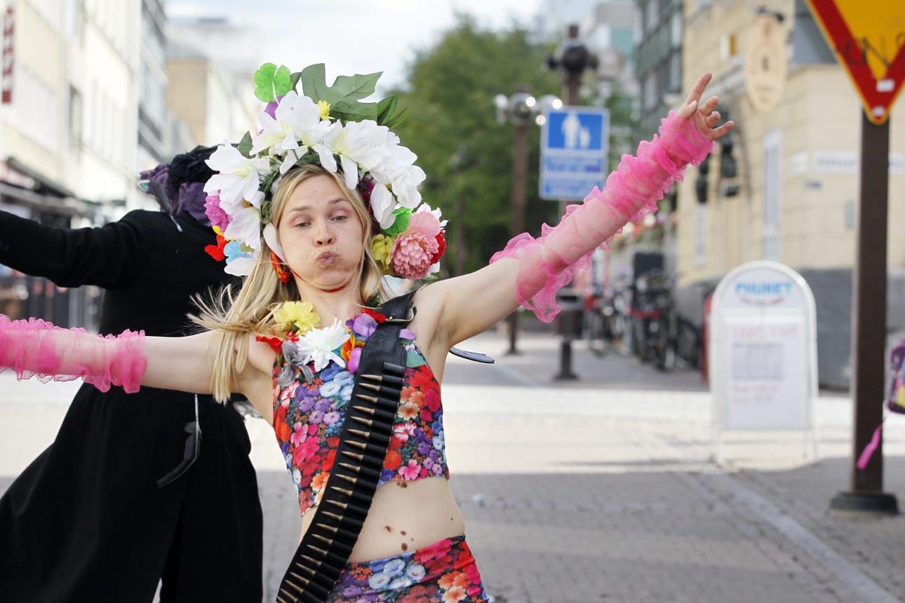 Elämyspuisto Oulu on teatterin, tanssin, eistys- ja mediataiteen sekä pelien ammattilaisten luoma uusi urbaanin teatterin muoto.