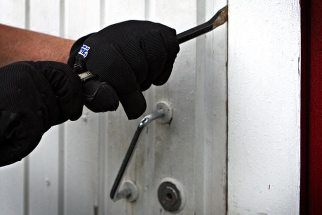 FamilyGolfin liiketiloihin murtauduttiin oven kautta sorkkaraudalla. Sieltä murtautujien käsiin ei jäänyt mitään, mutta Koskelan keramiikasta vietiin 700 euroa. ARKISTOKUVA: JUSSI ASU