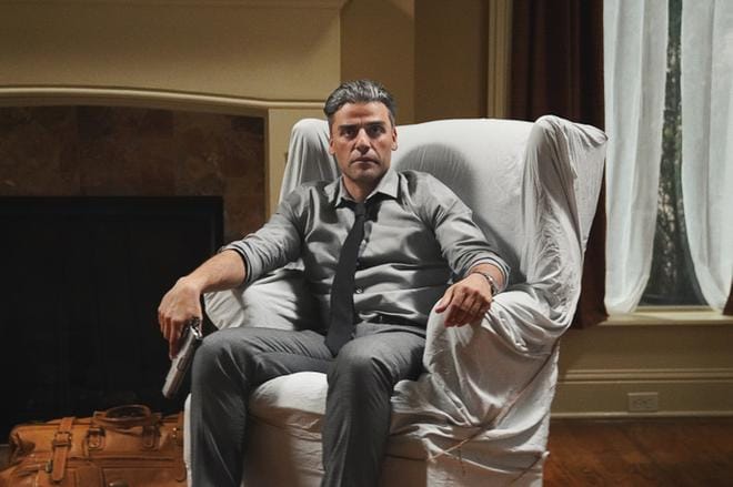 Oscar Isaac on Paul Schraderin The Card Counterissa yhtä ilmeetön kuin valkoiseksi verhoiltu tuoli.