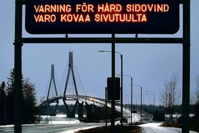 Tammikuun 2. päivän vastaisena yönä mitattiin ennätyksellistä tuulta Suomen merialueilla. Tuuli yltyi lähes hirmumyrskyksi. Tässä arkistokuva Raippaluodon sillalta. Kuva Eetu Sillanpää