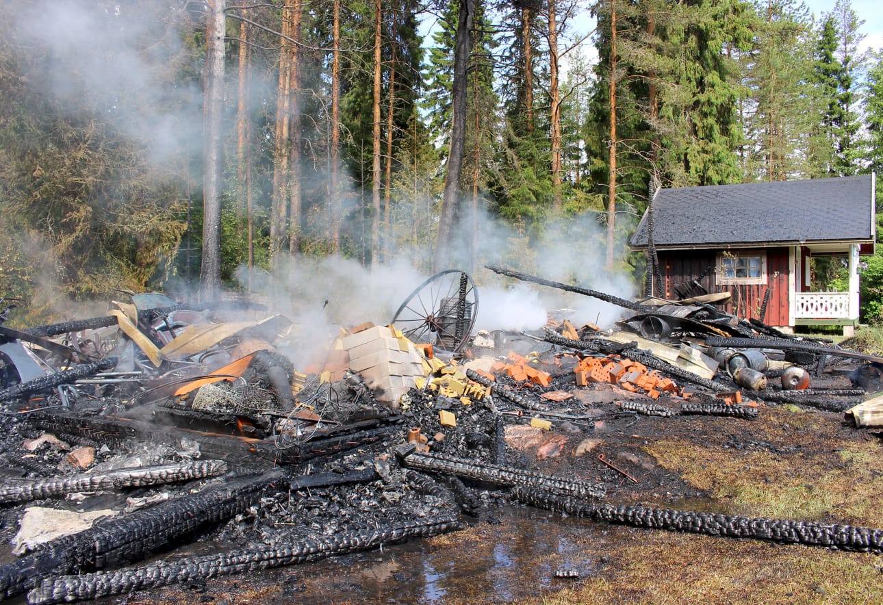 Tuli tuhosi täysin 60 neliön suuruisen varastorakennuksen Ruukissa tiistaina iltapäivällä. Vaarassa olivat myös viereiset rakennukset ja metsä, mutta pelastuslaitos onnistui estämään tulen leviämisen.