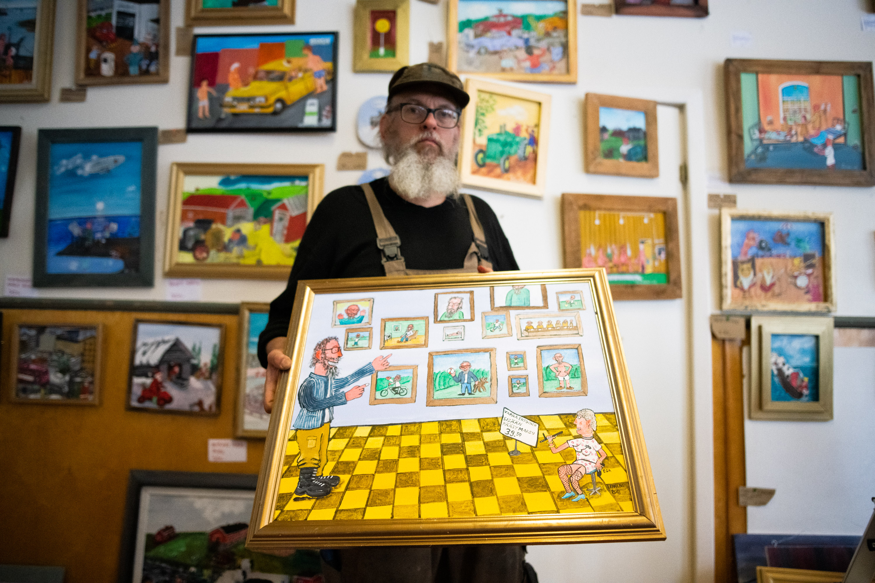 Taiteilija Esa Leppänen tunnetaan metalliteostensa lisäksi naivistisista maalauksistaan. Niitä on esillä Murtovaarassa Leppäsen sadan taulun galleriassa.