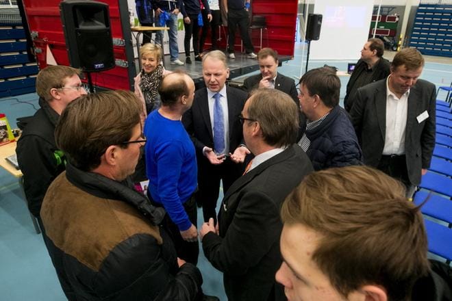 Maa- ja metsätalousministeri Jari Lepän tervehdyspuhe Sarka-messuilla sai monet paikallaolijat kommentoimaan viljelijän asemaa ja paikoitellen ministerin ympärillä oli tungosta. KUVA: JAAKKO ELENIUS