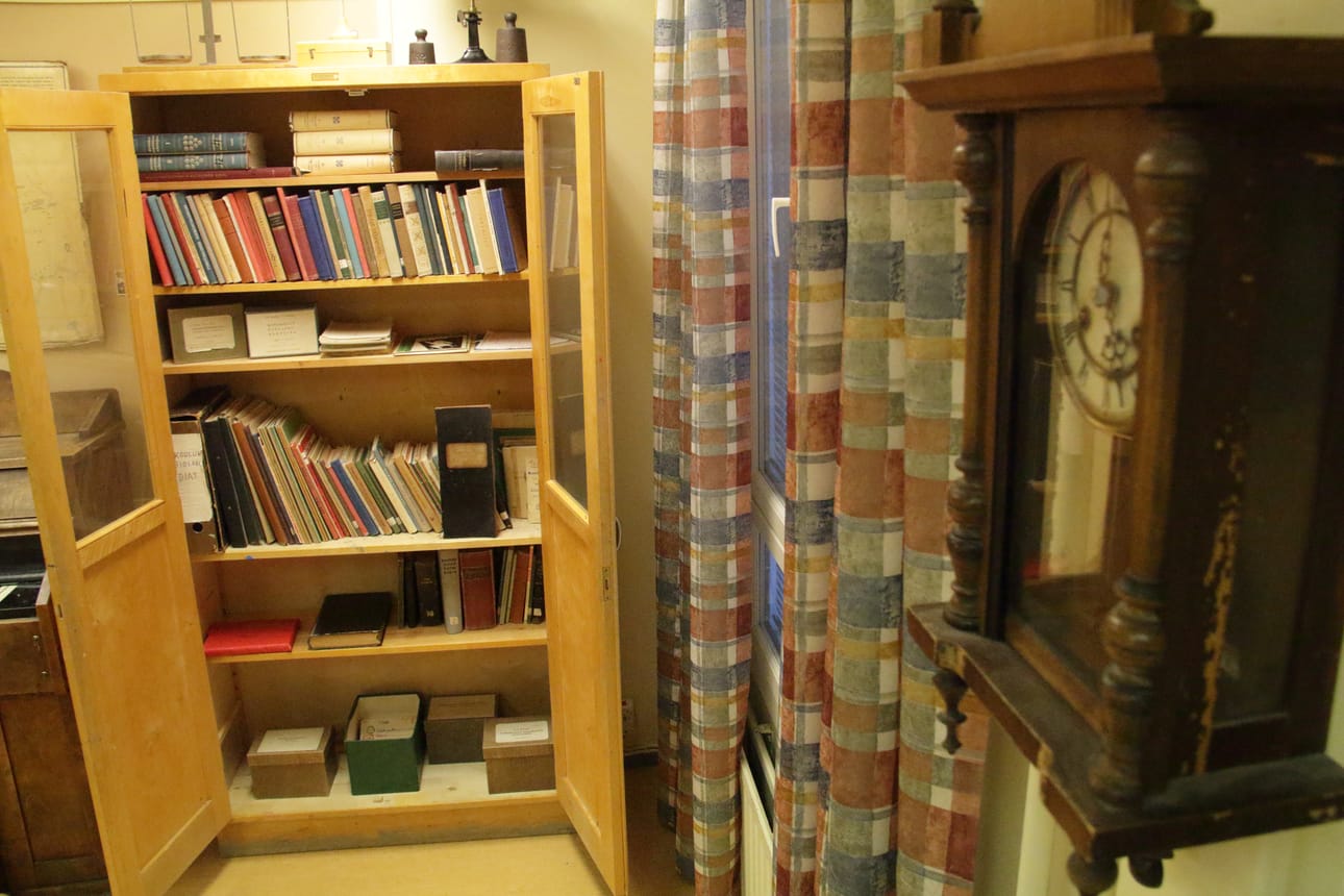 Koulumuseo vie kävijän tehokkaasti entisaikaan.