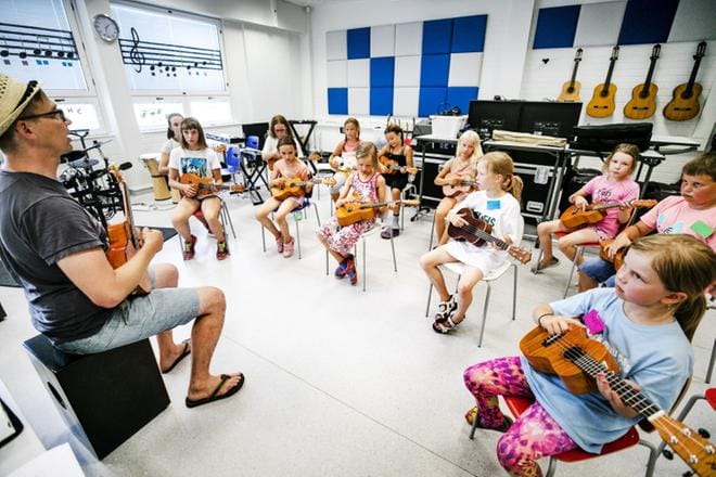 Keskiviikon ohjelmassa oli ukulelensoittoa musiikkiohjaaja Timo Kiprianoffin johdolla. Valtaosalle lapsista ukulele oli täysin uusi ja mieluisa tuttavuus. KUVAT: KRISTA LUOMA