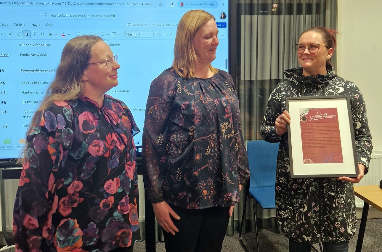 Vuoden vammaisystävällinen toimija Limingan 4H toiminnanohjaaja Laura Nissilä, toiminnanjohtaja Anitta Heikkinen ja hallituksen varapuheenjohtaja Miia Multamäki.