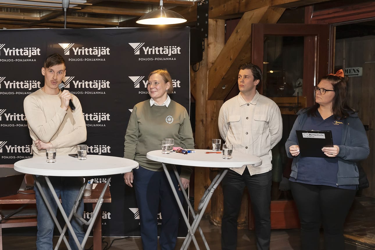 Sotealan yrittäjät Jari Nivala (vas.), Liisa Koskela, Kim Talman ja Jenny Karvola eivät säästelleet sanojaan kertoessaan omakohtaisista tilanteista yhteistyössä Pohteen kanssa.
