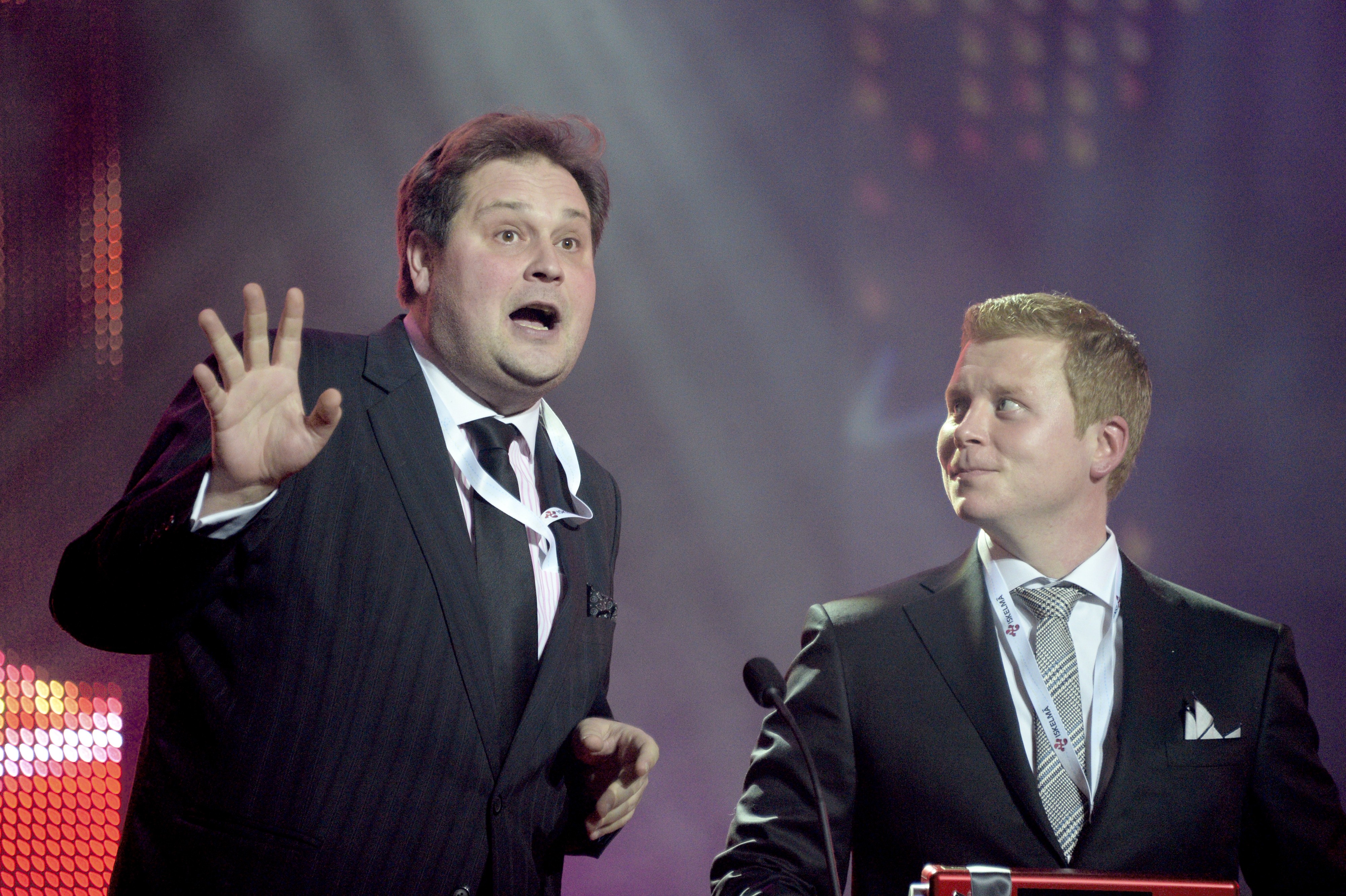 Kiinteistönvälittäjä ja tv-juontaja Jethro Rostedt (vas.) ja äkäslompololainen kyläkauppias Sampo Kaulanen.