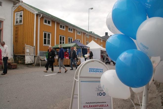 Suupohjan Sanomien ilmapallorykelmä keinui paikallislehden konttorin oven edessä. KUVA: EVELIINA KÄLVIÄINEN