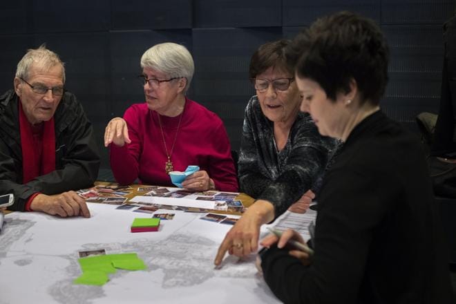 Asko Halme, Anja Korpi, Annikki Holma ja Gun-Mari Back saivat ensimmäiseksi tehtäväkseen suunnitella unelmiensa Vaskiluodon erityisesti asumisen näkökulmasta. KUVAT: MINNA ANTILA