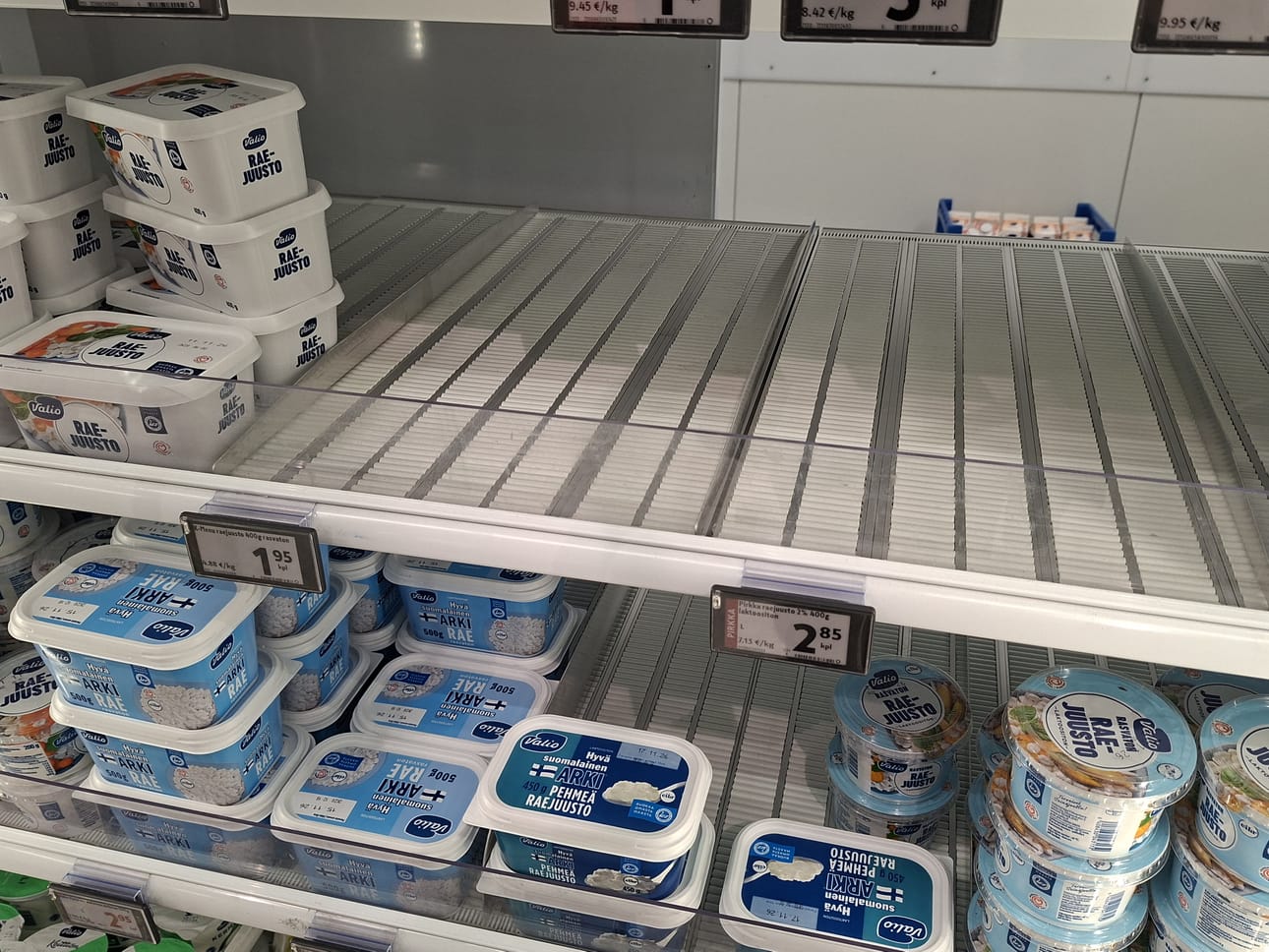 Raejuustoa ostetaan nyt paljon, ja se näkyy ajoittain myös kauppojen hyllyssä.