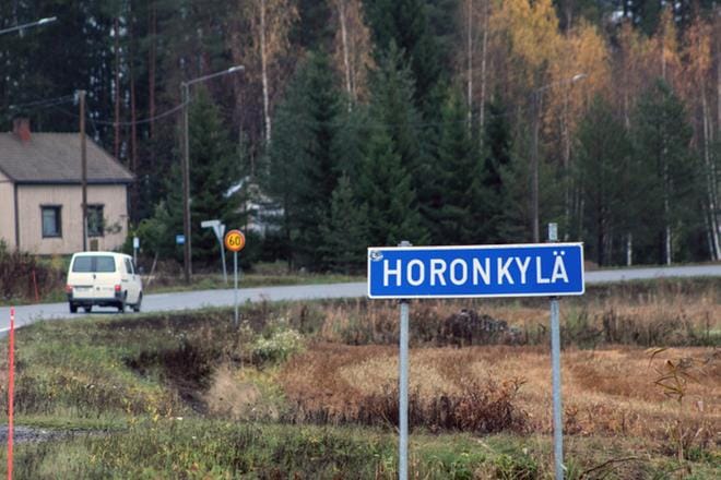 Tämä Horonkylän kyläkyltti tervehtii tulijaa Närpiöstä tultaessa eikä sitä viety tällä kertaa. KUVA: JORMA HAVULA