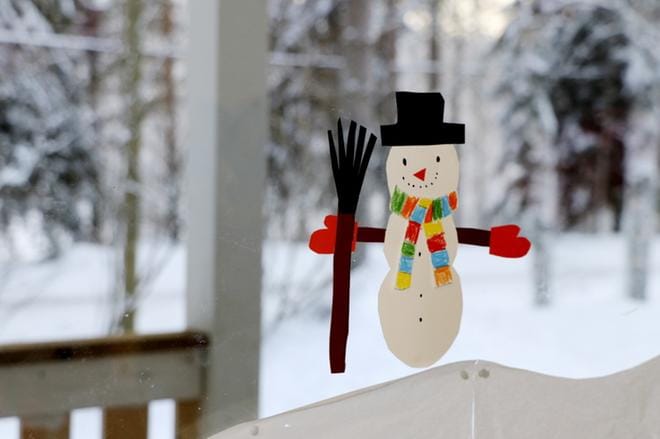 Luoma-ahon koulun lasten piirtämiä iloisia lumiukkoja. KUVAT: SARI HEINILÄ