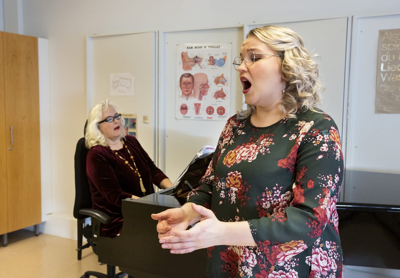 Laulunopettaja Airi Tokola (vas.) haluaa oppilaansa Jenni Hietalan kurottavan yhä korkeammalle.