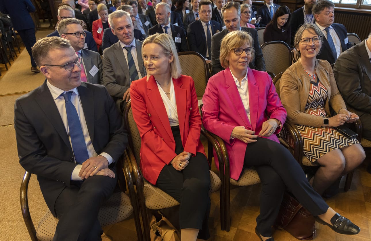 Kokoomuksen Petteri Orpo, perussuomalaisten Riikka Purra, RKP:n Anna-Maja Henriksson ja kristillisdemokraattien Sari Essayah hallitusneuvotteluissa Säätytalolla.