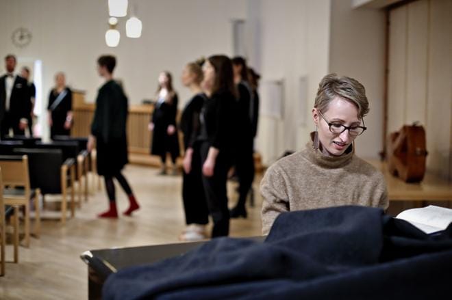 POL-kuoro viimeistelee äänet kuntoon ennen iltapäivän konserttia kuoronjohtaja Julia Laineman johdolla. KUVA: TOMI KOSONEN