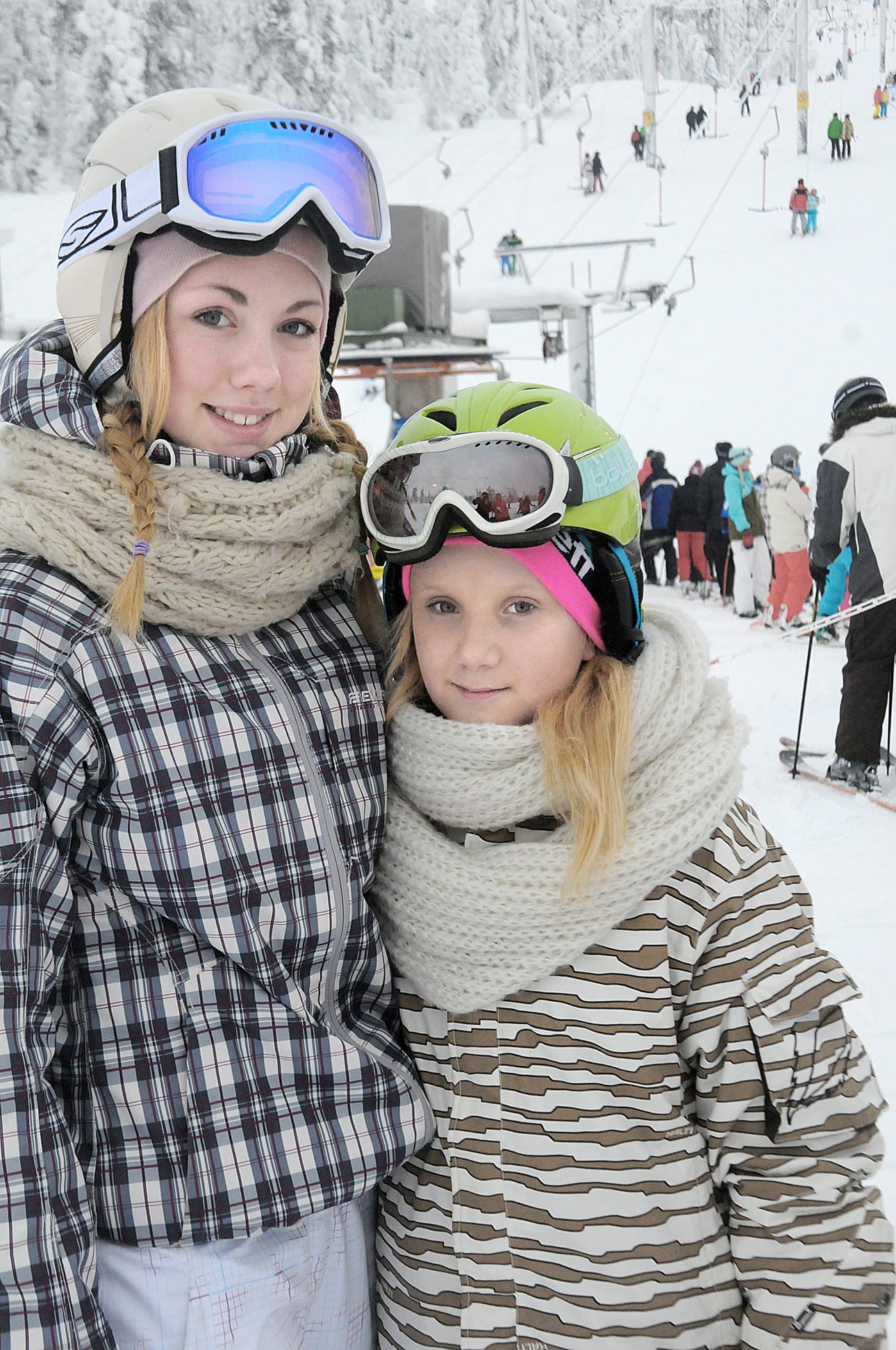 Vantaalaiset Emmi Lamberg (vas.) ja Alisa Stålhammar laskettelivat Rukalla.