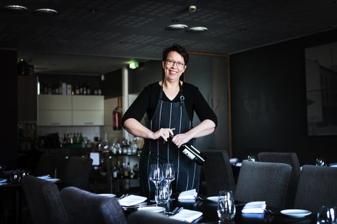 Ravintolasali on Miia Maria Keski-Nikkolan ominta aluetta. Yrittäjyyden vapaus on hänestä innostavaa, vaikka yrittäjyys on tuonut mukanaan myös paljon sellaista, mitä ei etukäteen arvannutkaan. Vapaa-aikana hän on luontoihminen, joka nauttii erityisesti kevään vihertämisestä. Yksi tai kaksi vapaapäivää viikossa takaa jaksamisen. KUVAT: KRISTA LUOMA
