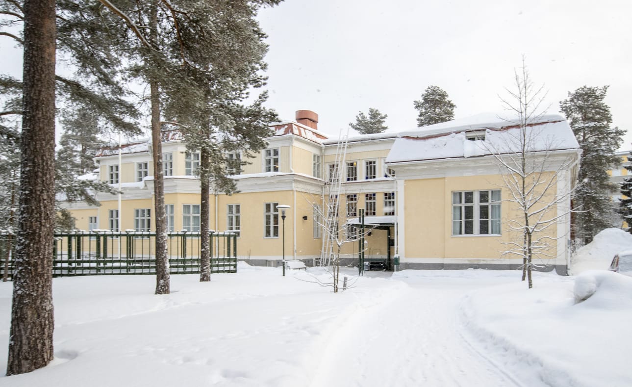 Tuiranpuistossa sijaitseva entinen kunnallissairaala rakennettiin 1900-luvun alussa. Kuvassa 1920-luvulla valmistunut synnytyssairaala, jossa nykyisin on kaupungin mielenterveyspalveluja.