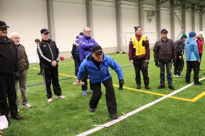 Kun Rauno Huhtala nakkasi mölkkyä, haastajien ja yleisön muodostama kisakatsomo hiljeni. KUVAT: ANU NAHKALA