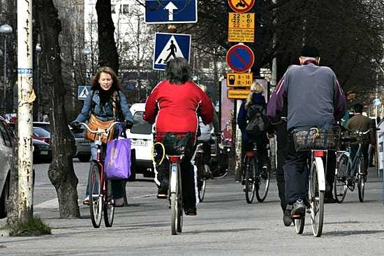 Poliisi puuttui jalkakäytävällä pyöräilyyn Hallituskadulla.